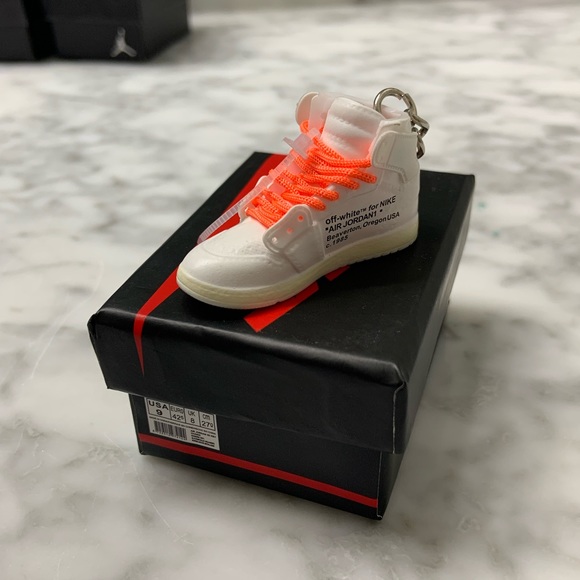 Off-White Air Jordan1 3D keychain 
(Orange Laces) - Picture 3 of 5